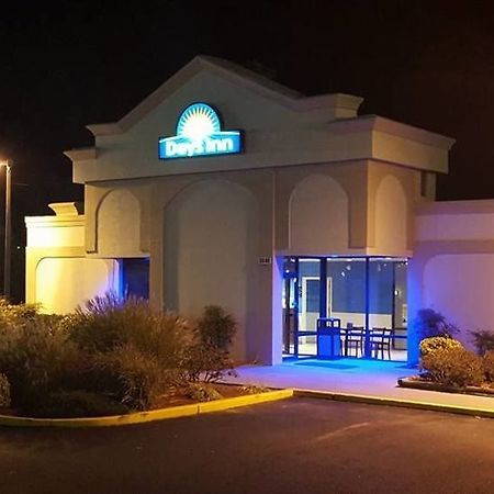 Days Inn Salisbury Bagian luar foto