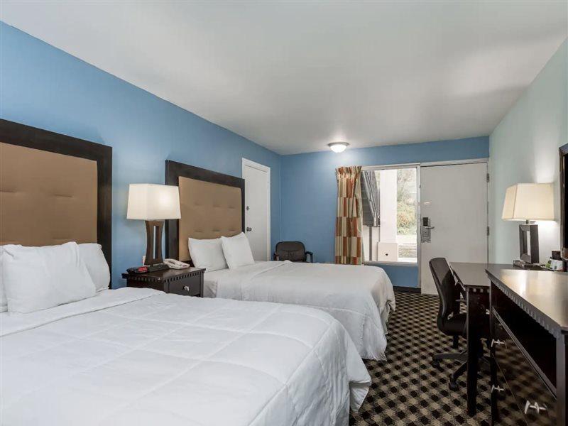 Days Inn Salisbury Bagian luar foto
