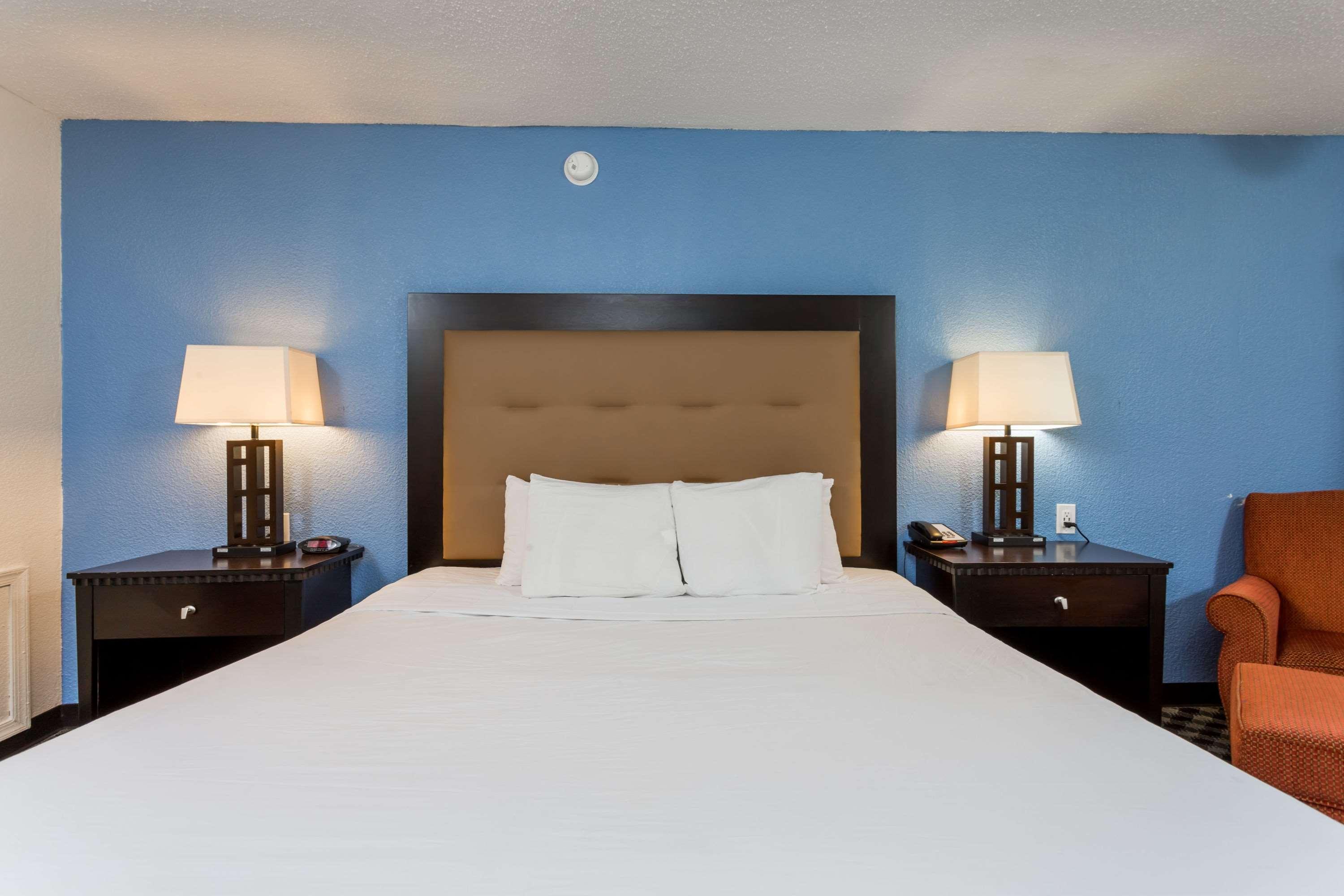 Days Inn Salisbury Bagian luar foto
