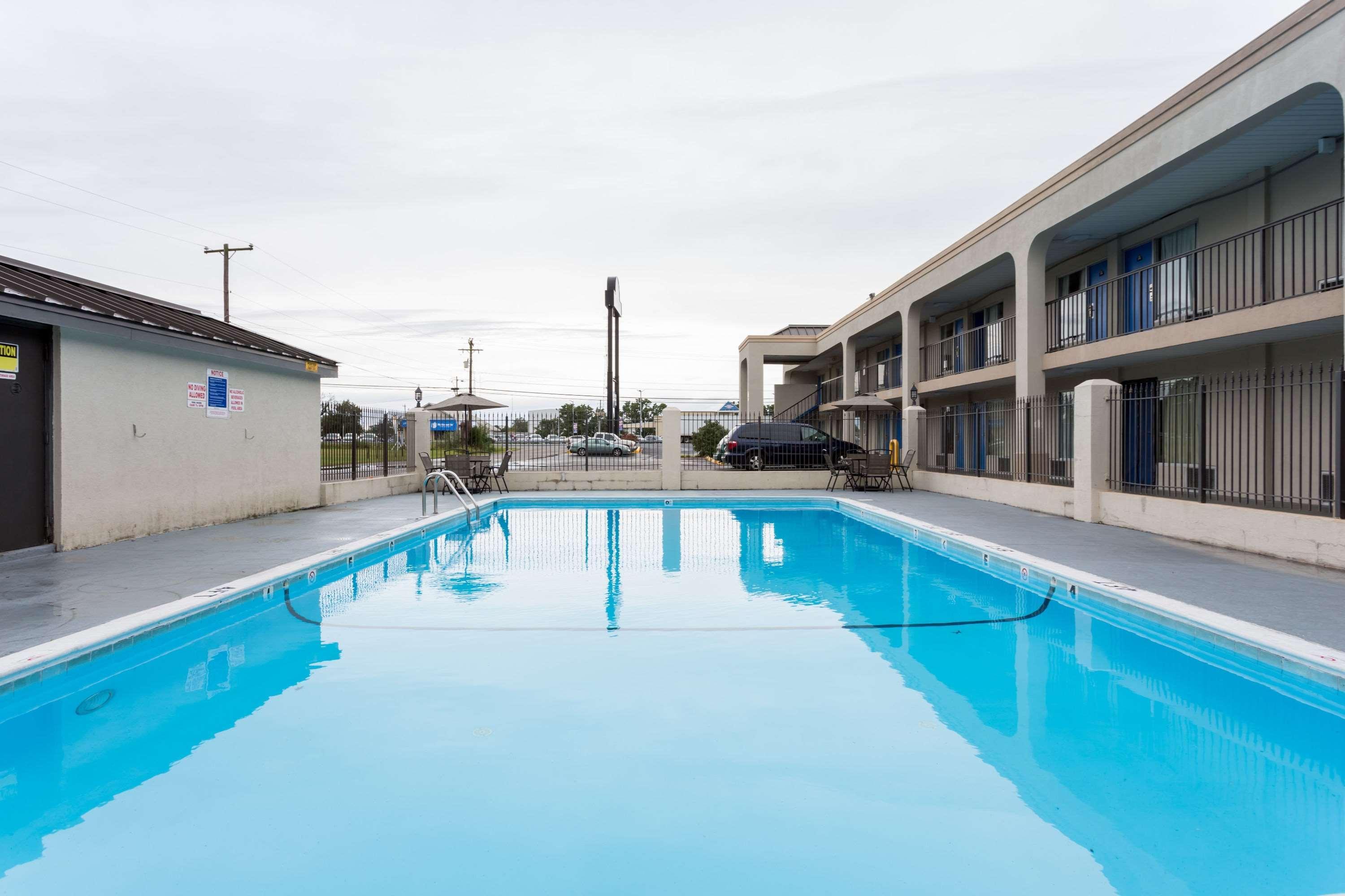 Days Inn Salisbury Bagian luar foto