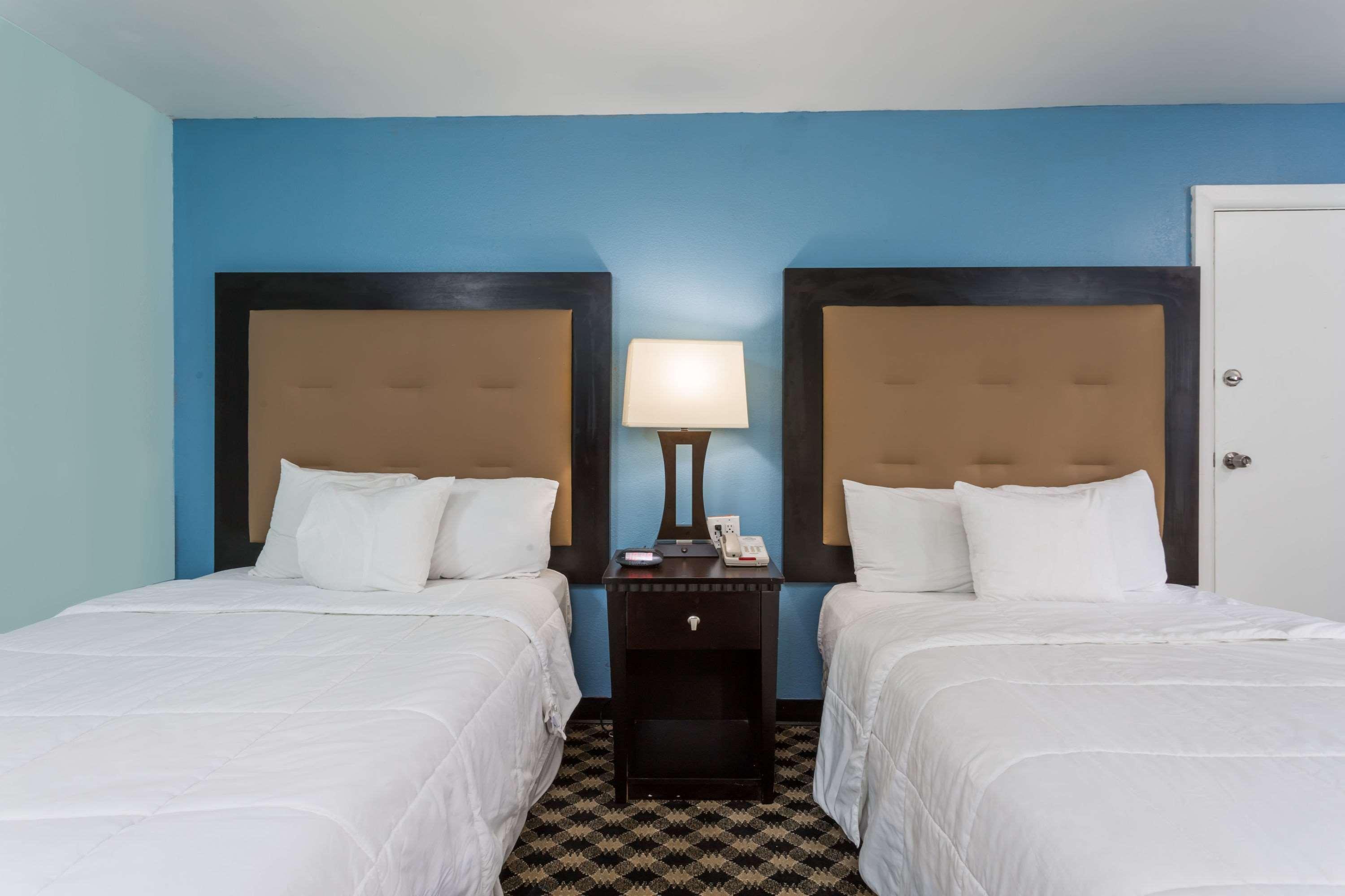 Days Inn Salisbury Bagian luar foto