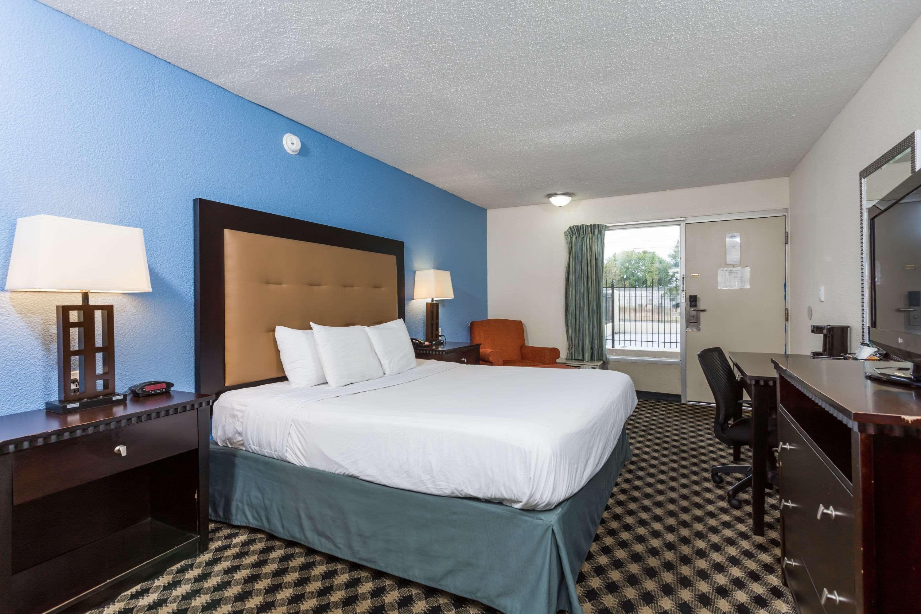 Days Inn Salisbury Bagian luar foto
