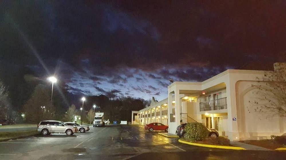 Days Inn Salisbury Bagian luar foto