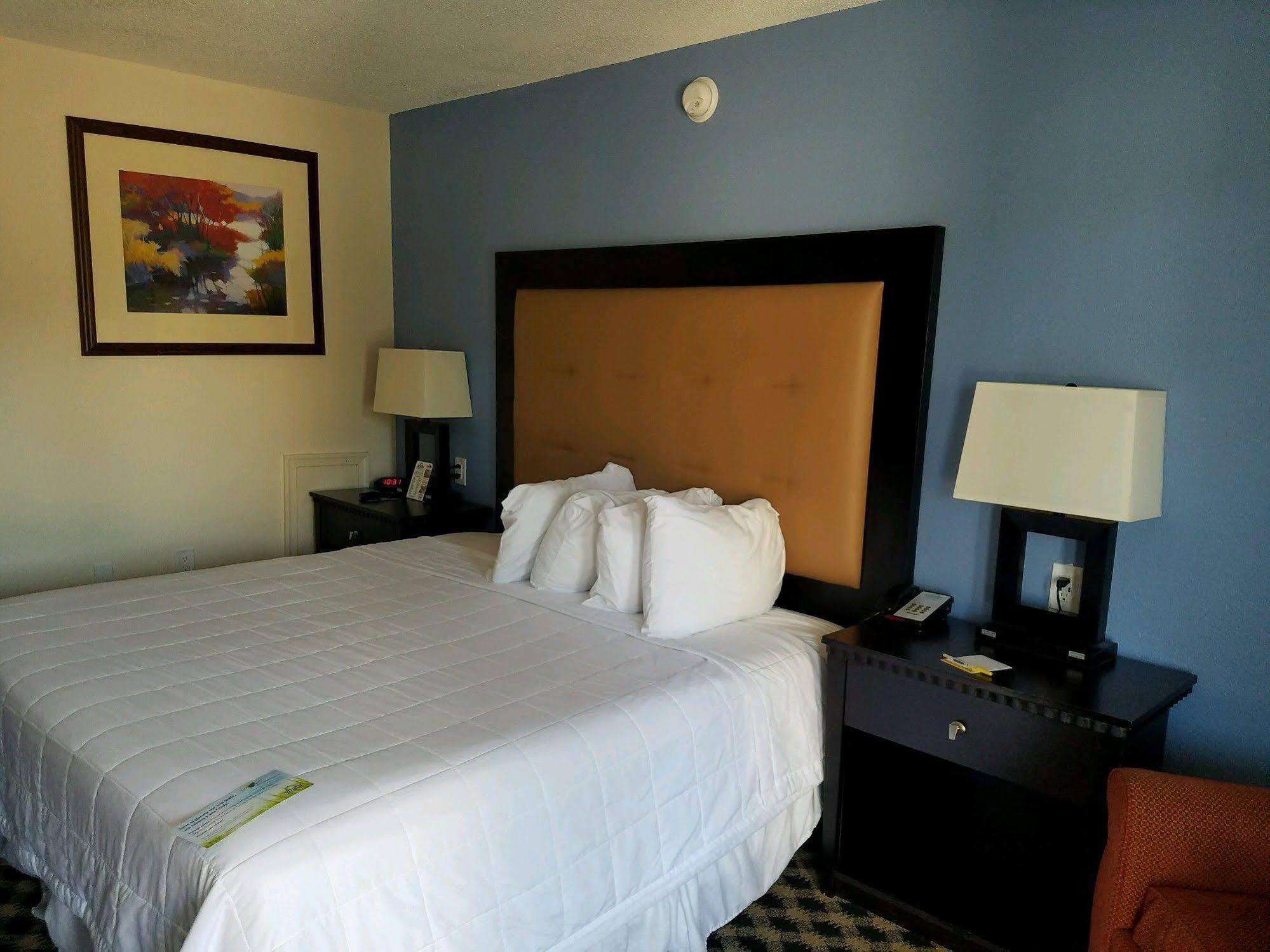 Days Inn Salisbury Bagian luar foto